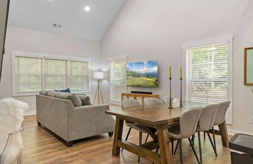 Secluded 3BR Cabin Lake Access & Resort Perks - Foto 9