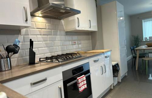 New Stylish House - Sleeps 7 - Free Parking - Contractors Welcome - Wifi - Foto 10