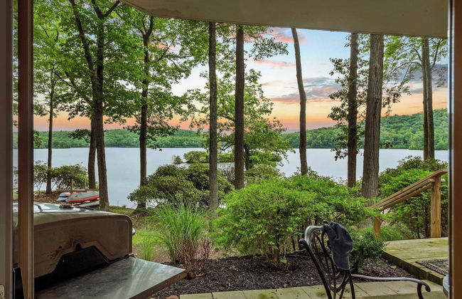 Boulder Lake-scape Lakefront Views + Firepit Central, Walkable Location - Foto 35