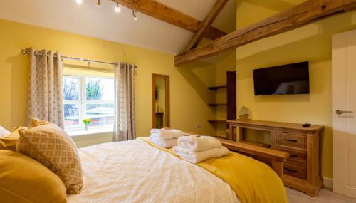 Caer Fedwen Barns Heulog Cottage King Bed Self Catering with Private Hot Tub - Foto 5