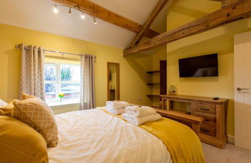 Caer Fedwen Barns Heulog Cottage King Bed Self Catering with Private Hot Tub - Foto 5