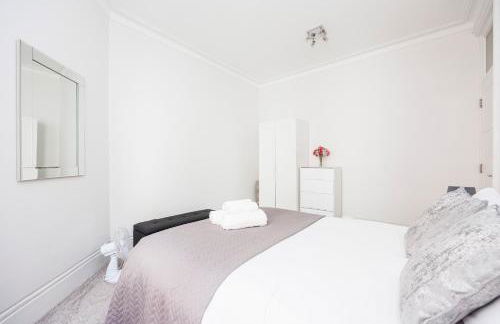 Leicester Square Apartment - Photo 14