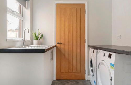 Lovely 2 Bedroom House - Free Parking - Accommodation near QMC Hospital & University of Nottingham - Suitable for Short Stays & Long Stays - Photo 3