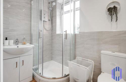 Sophisticated & Stylish Flat near Manchester Airport - Sleeps 9 - Foto 14