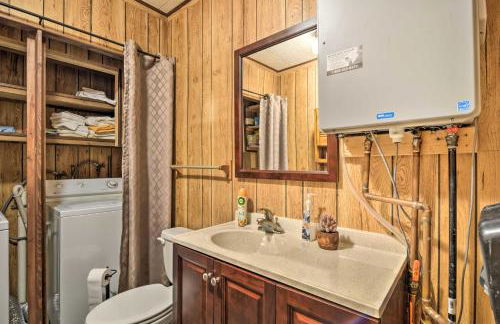 Higgins Lake Getaway with Fire Pit, Walk to Beach! - Foto 20