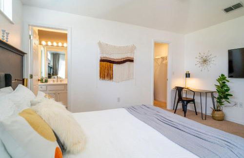 Stylish Villa Retreat with Pool - Photo 23