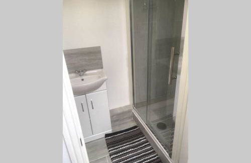 Comfy New Self Contained 1 Bed Flat - Modern! - Photo 11