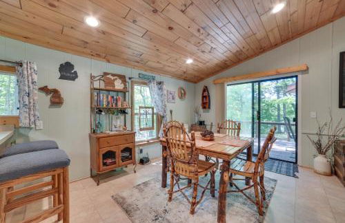 Rose City Cabin with Fire Pit and Lake Access - Foto 6