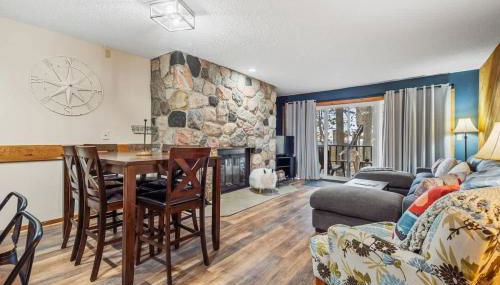 Large 2 Floor Condo, Pool Pass, Beach Club, walk to Shanty Creek - Foto 2