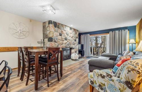 Large 2 Floor Condo, Pool Pass, Beach Club, walk to Shanty Creek - Foto 2