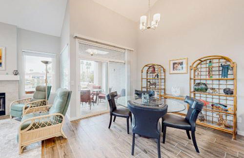 Lake view desert stay with pool, patio, grill, & smart TVs - snowbird-friendly - Foto 8