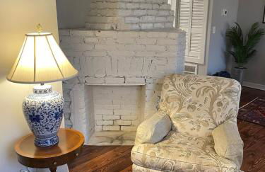 HISTORIC DOWNTOWN KING BED COTTAGE- PARKING and PATIO - Foto 15