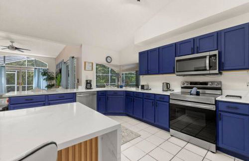 Modern Retreat Pool and Game Room - Foto 19