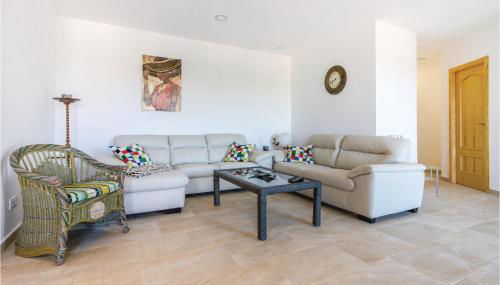 Three-Bedroom Apartment In Trullent - Photo 3