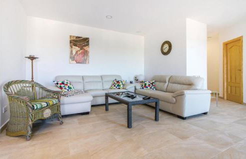 Three-Bedroom Apartment In Trullent - Photo 3