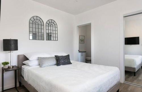Experience Luxury 4BR Townhouse Sleeps 8 with Parking - Foto 23