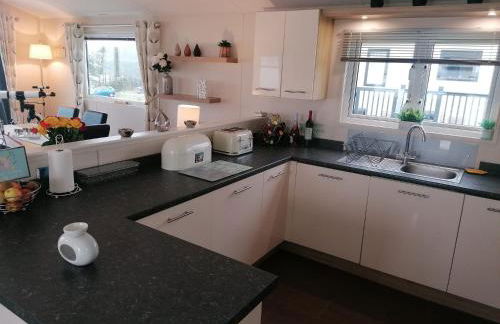 3-Bed Lodge with SeaView-Fireplace-Garden-FreeP - Photo 3