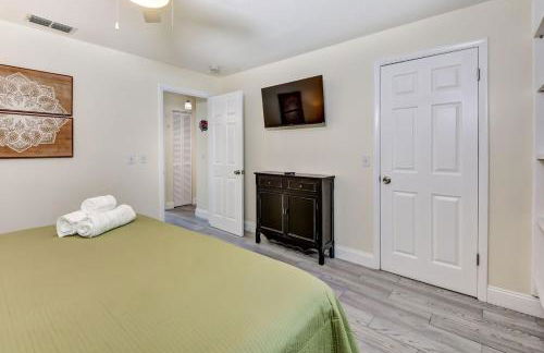 Dog Friendly Home by Flagler Avenue! Fenced Yard and Garage! Walk to the Beach! - Foto 26