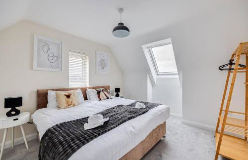 Detached House in Brooklands - Prime Location - Driveway Parking, Self-Check-In, Fast WiFi and Smart TV by Yoko Property - Foto 3