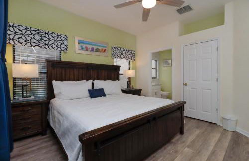 Serene 4-Bedroom Lakeview Retreat with South-Facing Pool & Sun-Drenched Outdoor Living - Foto 84