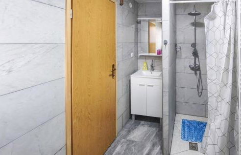 3 Bedroom Awesome Home In Gospic - Foto 17