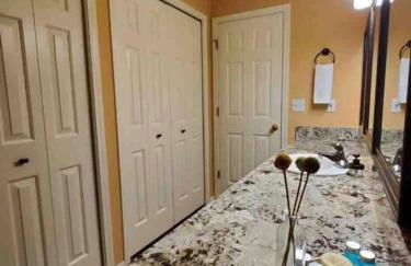 Solar Half-Plex with Chic Style in Country Glen - Foto 10