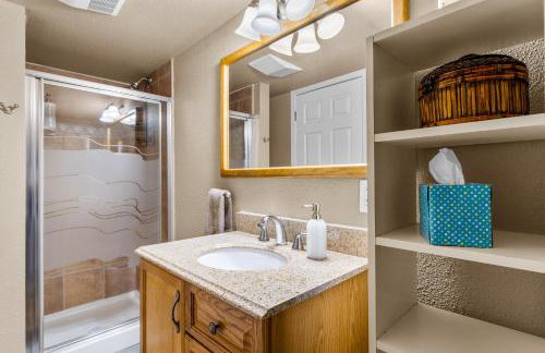 Charming Country Club Condo with Loft & Fireplace - Foto 18