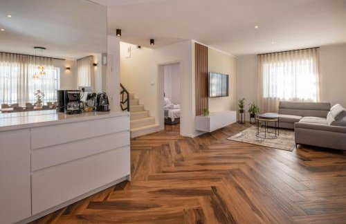 Villa Fiora, a beautiful and modern villa with a pool - Foto 12