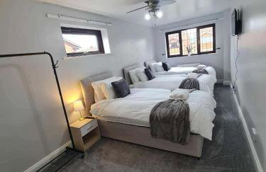 Spacious 4 Bedroom House in Corby Sleeps 9 Parking - Foto 9