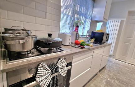 Stunning, clean, free parking home, ideal long stays - Foto 52