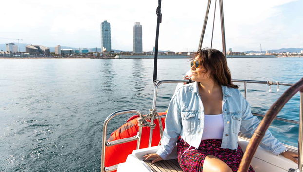 Contemplando Barcelona desde el velero