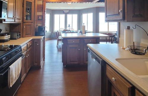 Scenic Lakefront Cabin Dock Water Activities Games - Foto 10