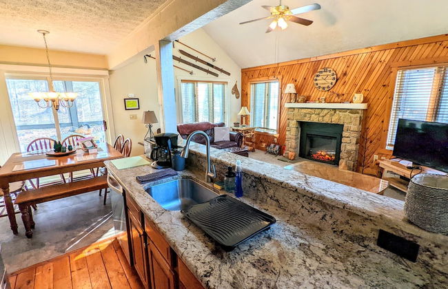 Alpine Allure by Avantstay Indoor Hot Tub, Game Loft, Enclosed Deck - Foto 8