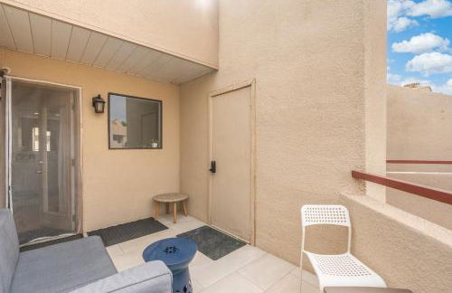 Mid-Century, Two-story with private Balconies & Pool view - Foto 30