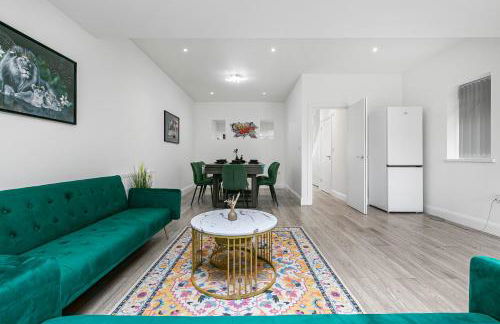 Spacious Detached House with 7 Beds Includes Ping Pong and Pool Table Sleeps 14 Free Parking - Foto 18