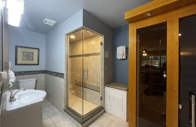 Couples Retreat With Hot Tub, Sauna and Steam Room - Foto 25