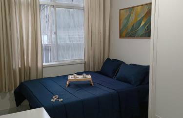 Barra - Espaçoso Apt frente Shopping Barra - 100 m2, 2 quartos, varanda, sala, banheiro e cozinha completa, 2 camas casal, 1 cama de solteiro, 1 sofá cama - Foto 30
