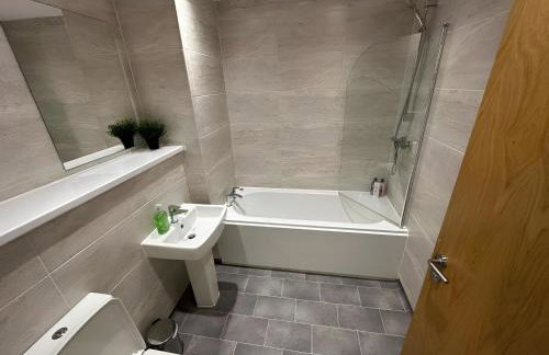 Two Bedroom City View Apartment Liverpool by StaySavvy Accommodation - Photo 46