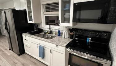 2BR Gem: Modern Comfort & Style - Foto 5