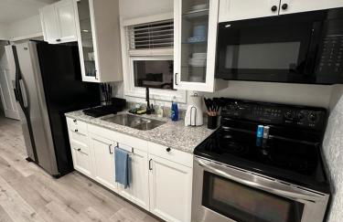 2BR Gem: Modern Comfort & Style - Foto 5