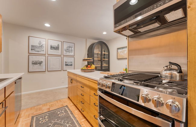 Westlake Cabin by Avantstay Hot Tub Near Skiing Walk to Restaurants Lake - Photo 14