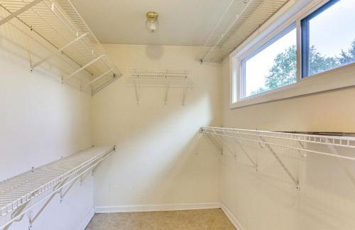 Large Yard with Pond Family Retreat in New Albany! - Foto 22