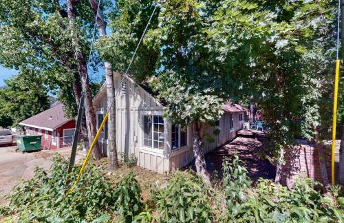 Walk to Town! Dog-Friendly Quincy Getaway with Deck - Foto 21