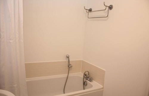 Spacious 2 Bed 2 Bath Apartment & Free Parking - LGW 10min drive - Foto 6