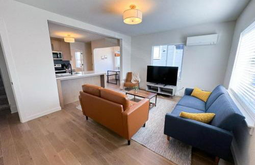 Gorgeous Move in Ready 2 BR Duplex - Photo 10