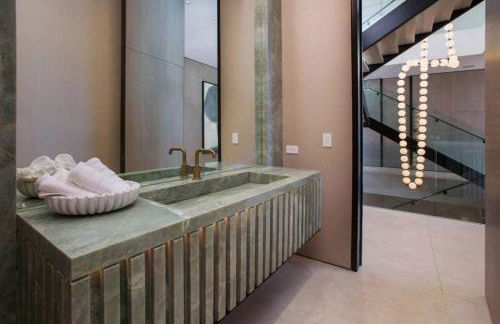 Ultra-Luxurious BH Estate with Pool, Theatre, Views - Foto 46