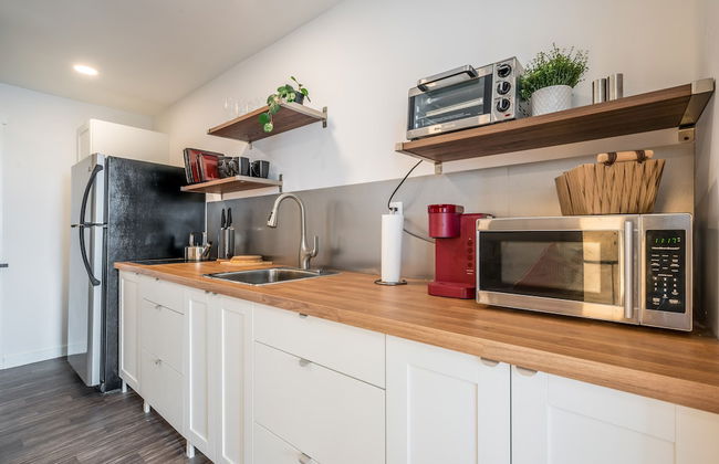 Modern Contemporary 2 Bedroom Suite - Photo 19