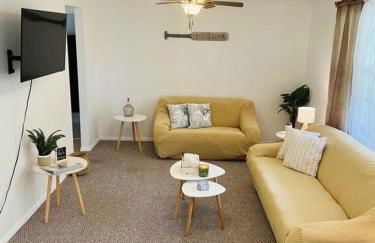 House of Shells, beautiful garden, fenced yard, dog friendly, fire pit! - Foto 1