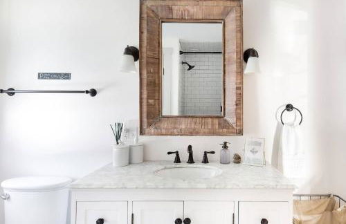 Go Skiing or Hiking from an Enchanting, Light-Filled Home - Foto 21