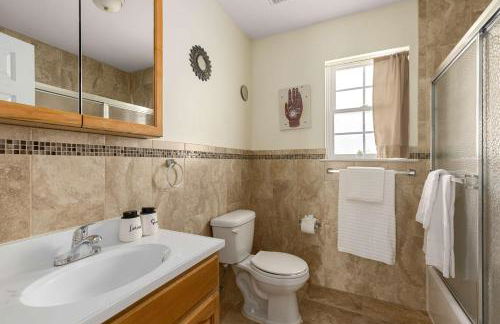 Newark Gem Pearl 3BR, 2BA - Sleeps 10 - Walk to Prudential Center and Newark Penn Station, Near EWR and American Dream Mall, includes WiFi - Laundry - Backyard - Gym - Foto 18